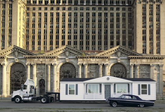 Mike Kelley (1954-2012), The Mobile Homestead před opuštěným detroitským hlavním nádražím, 2010. © Mike Kelley. Foto: Corine Vermuelen.