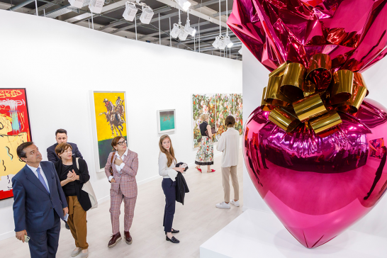 Foto Gagosian: Pohled do stánku Gagosian Gallery, vpravo srdce Jeffa Koonse Sacred Heart ze série Celebration, © Art Basel