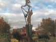 Skulptur, kompletiert durch CCTV Überwachungskameras in einem Park zwischen Bethenal Green und Dunbridge Street, London, Fotografiert im Herbst 2008