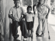 Bruder und Schwester Teil I Manuel Gil und Óscar Gil, Guatemalan Forced Migration: The Politics of Care in Representing Refugees, Fotografien, 2006. Bruder und Schwester Teil I  (links) Die Stelle vor dem Haus, an der das erste Bild entstand, wurde vo