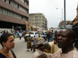 Ptáme se na cestu poblíž trhu s oblečením a látkami na ostrově Lagos. Zleva doprava: Loren Hansi Momodu, policista, Eddy.  Foto: Borut Vogelnik.